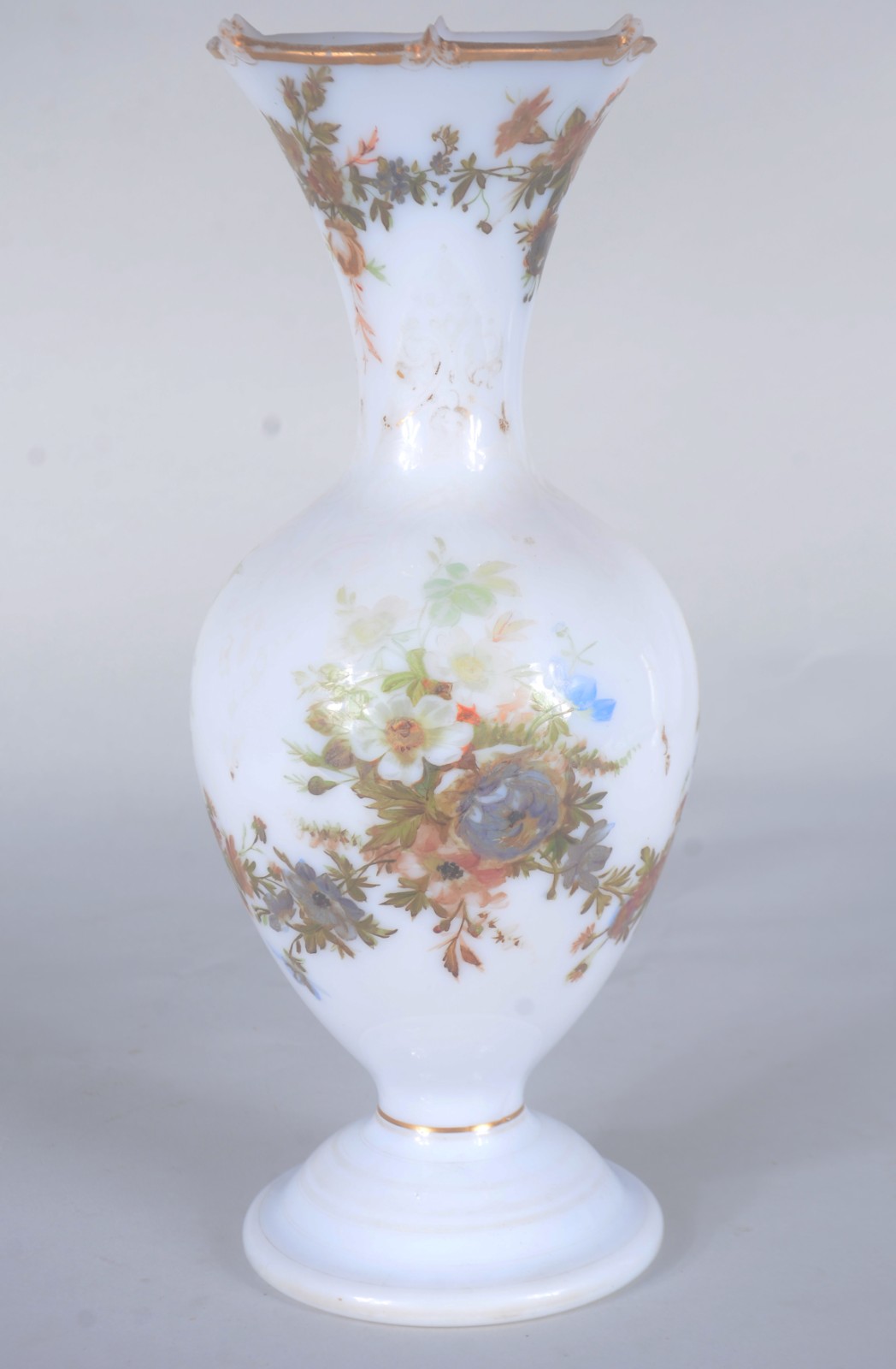 Vaso de opalina francesa branca com flores em policromia e realces... - foto 1 de 8