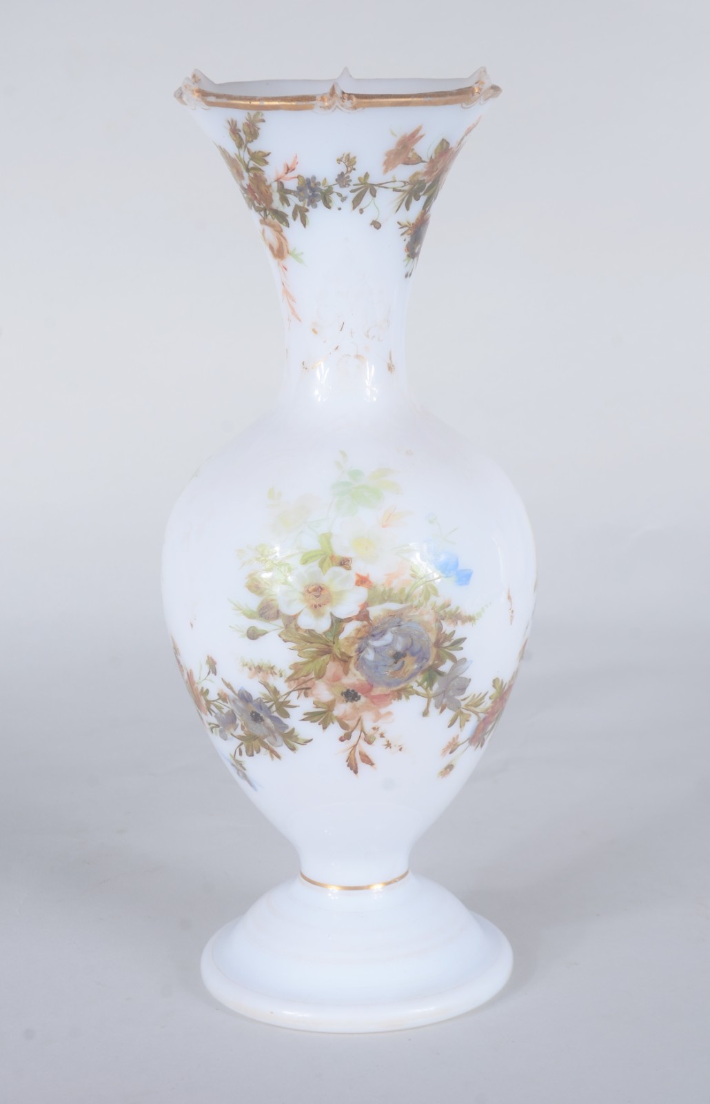 Vaso de opalina francesa branca com flores em policromia e realces... - foto 2 de 8