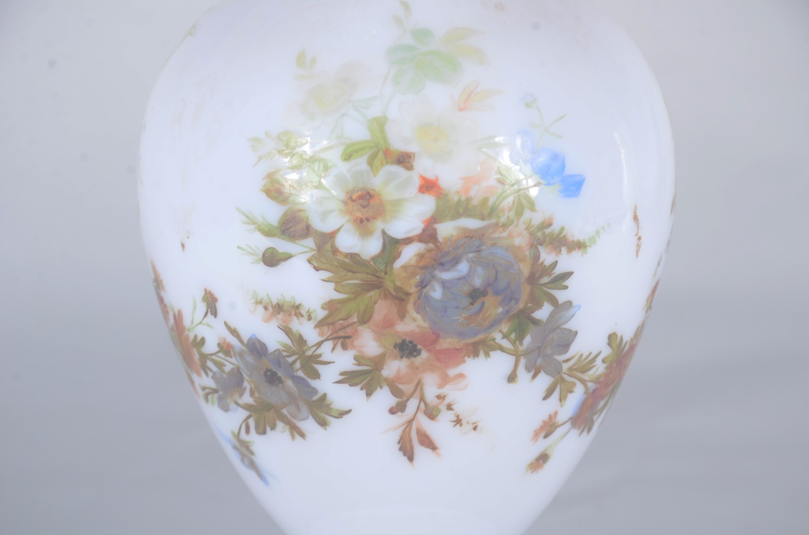 Vaso de opalina francesa branca com flores em policromia e realces... - foto 3 de 8