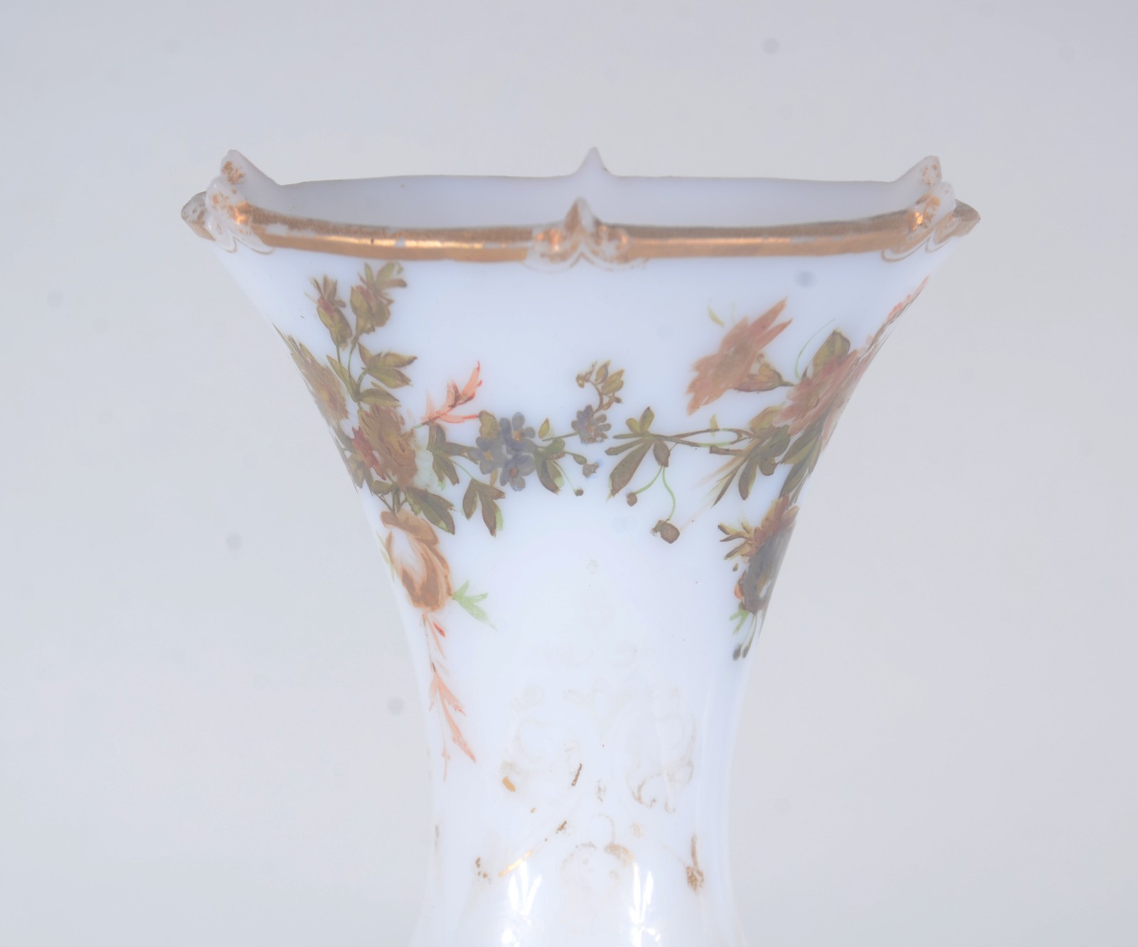 Vaso de opalina francesa branca com flores em policromia e realces... - foto 4 de 8