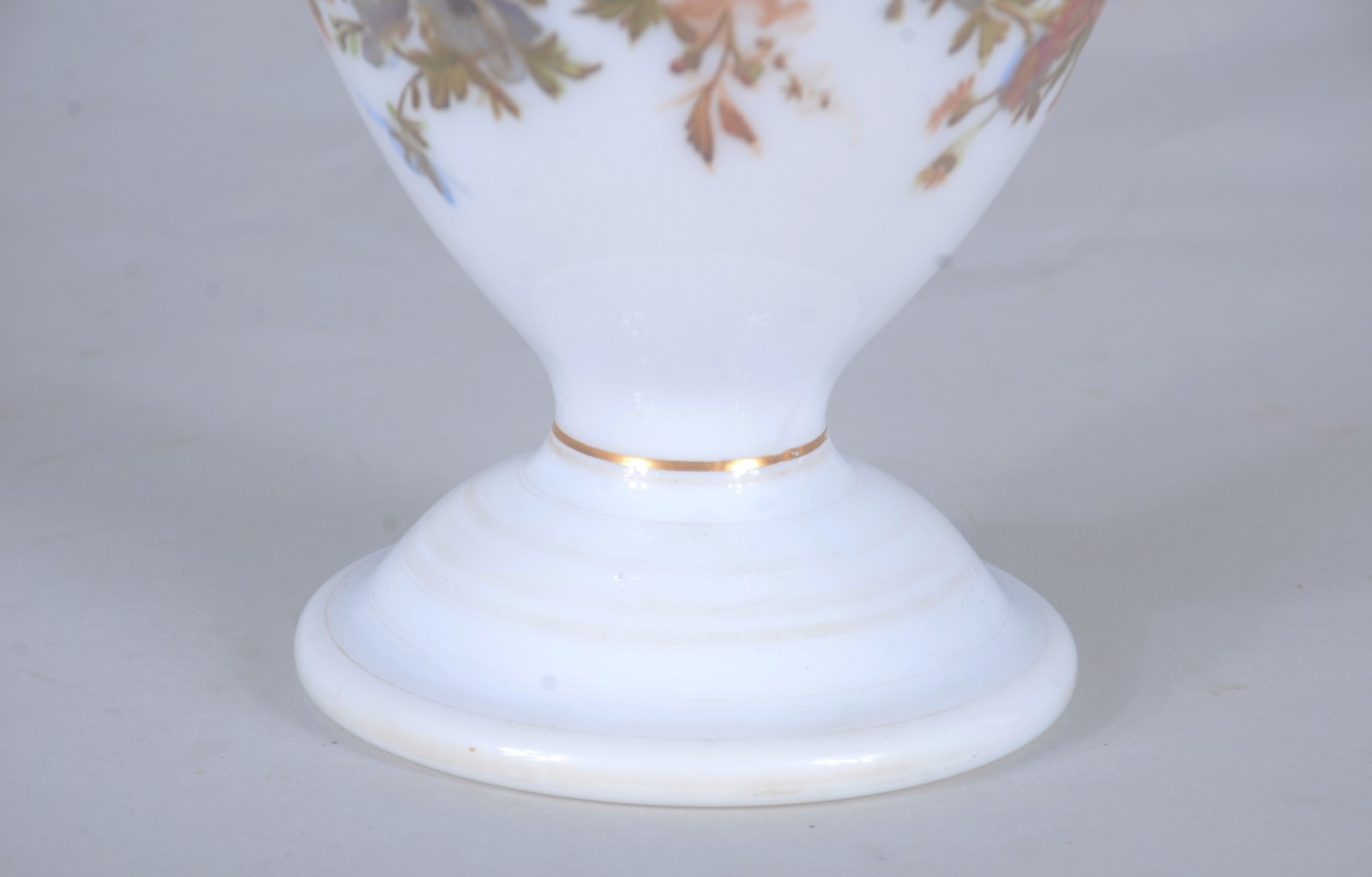 Vaso de opalina francesa branca com flores em policromia e realces... - foto 5 de 8