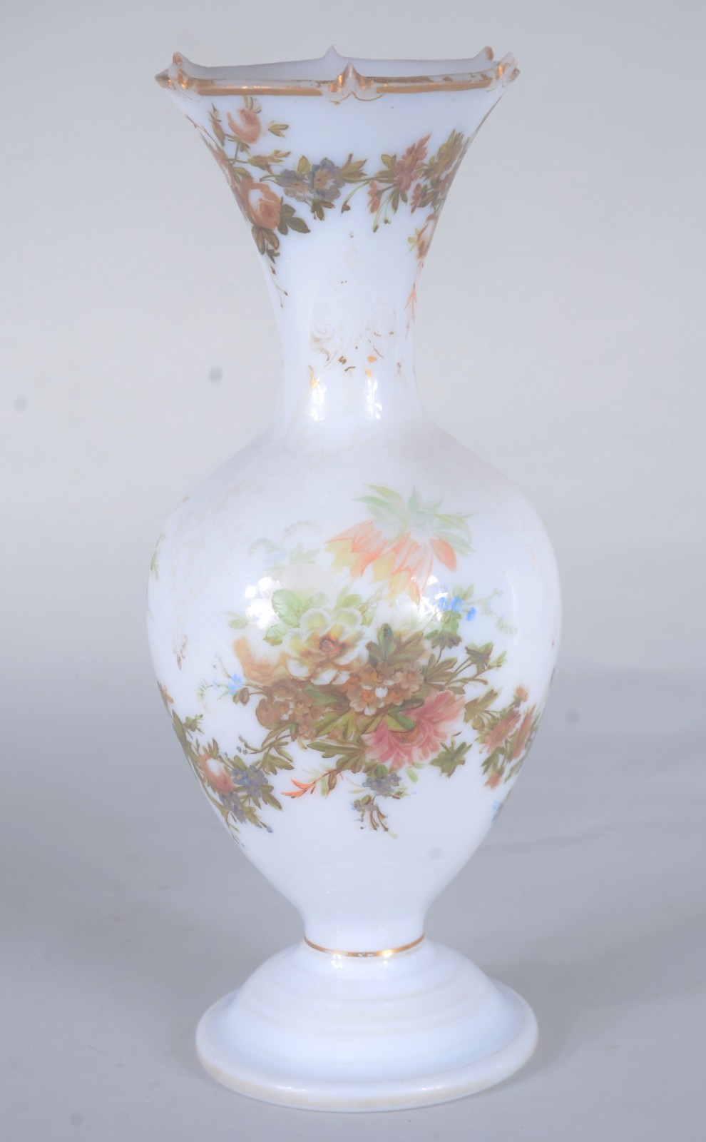 Vaso de opalina francesa branca com flores em policromia e realces... - foto 6 de 8