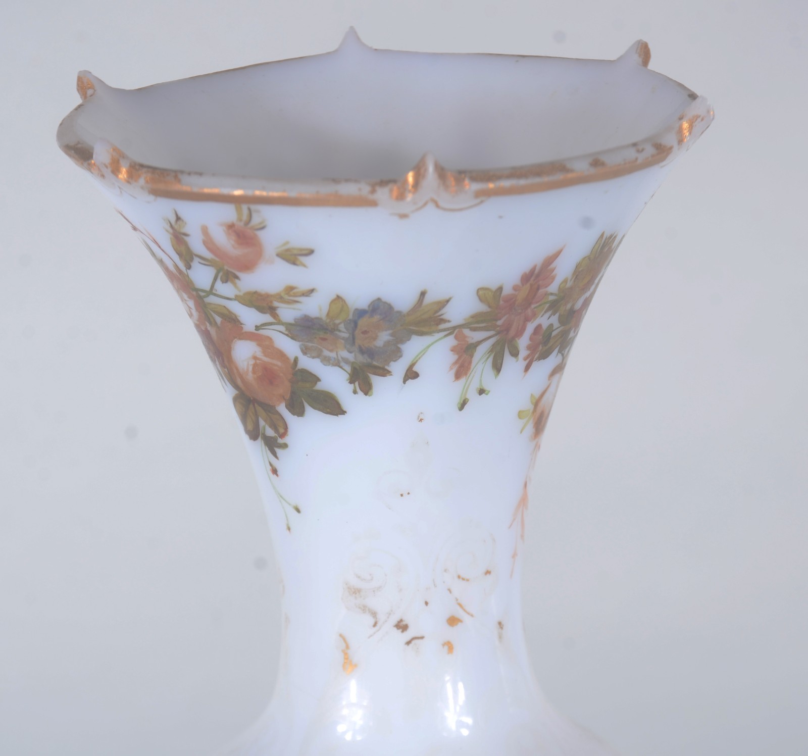 Vaso de opalina francesa branca com flores em policromia e realces... - foto 7 de 8
