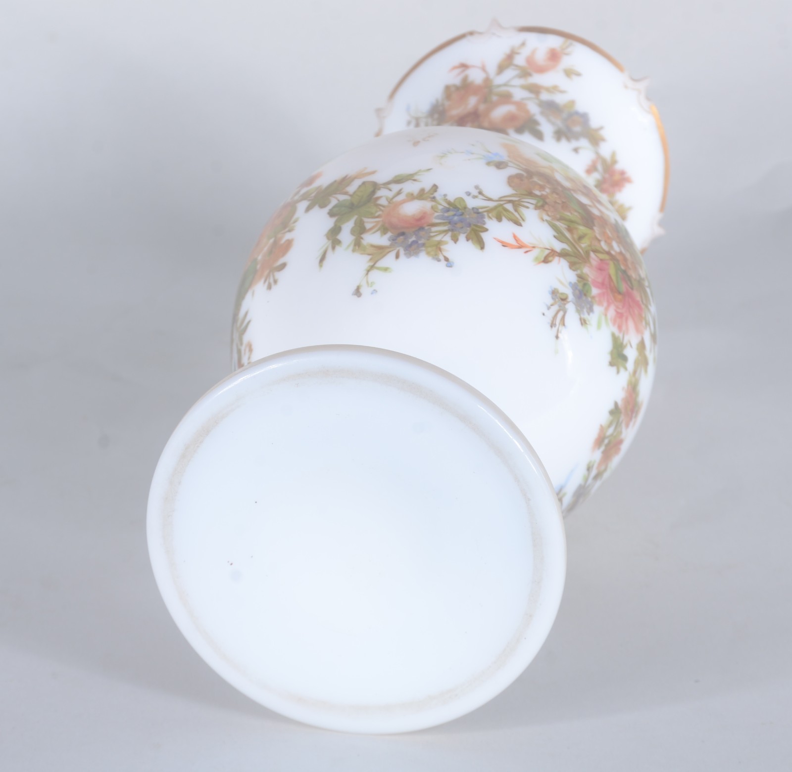 Vaso de opalina francesa branca com flores em policromia e realces... - foto 8 de 8