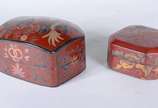 Duas caixas de lacca chinesa decoradas com frut... - Duas caixas de lacca chinesa decoradas com frutos e dragão em policromia.