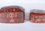 Duas caixas de lacca chinesa decoradas com frut... - Duas caixas de lacca chinesa decoradas com frutos e dragão em policromia.