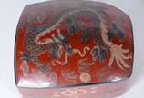 Duas caixas de lacca chinesa decoradas com frut... - Duas caixas de lacca chinesa decoradas com frutos e dragão em policromia.