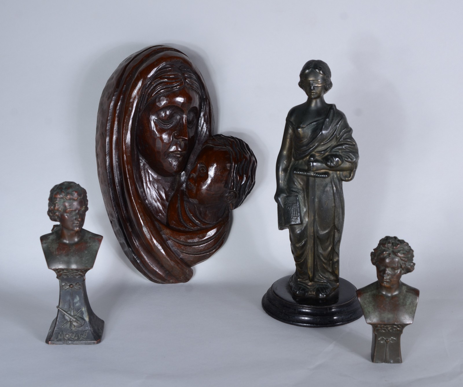 Quatro peças diversas, sendo: estatueta de petit bronze... - foto 1 de 11