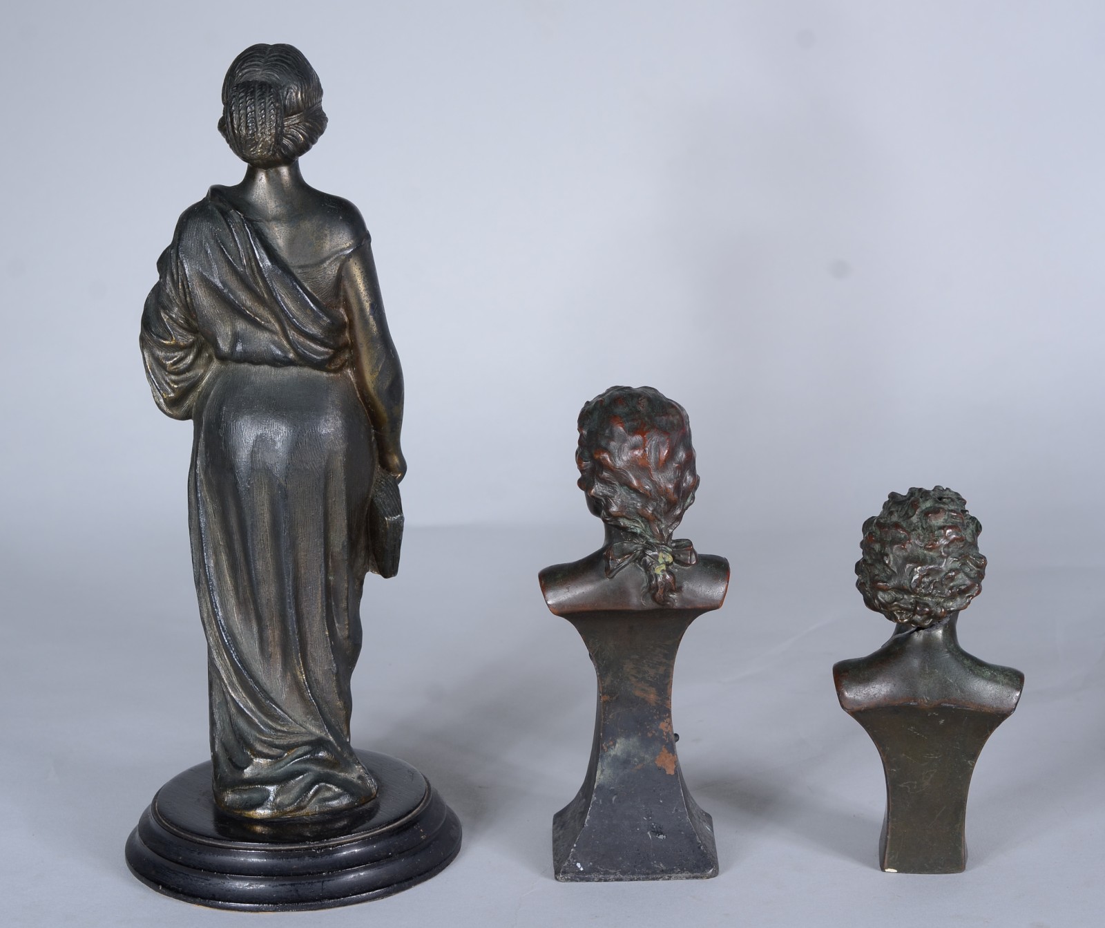 Quatro peças diversas, sendo: estatueta de petit bronze... - foto 2 de 11