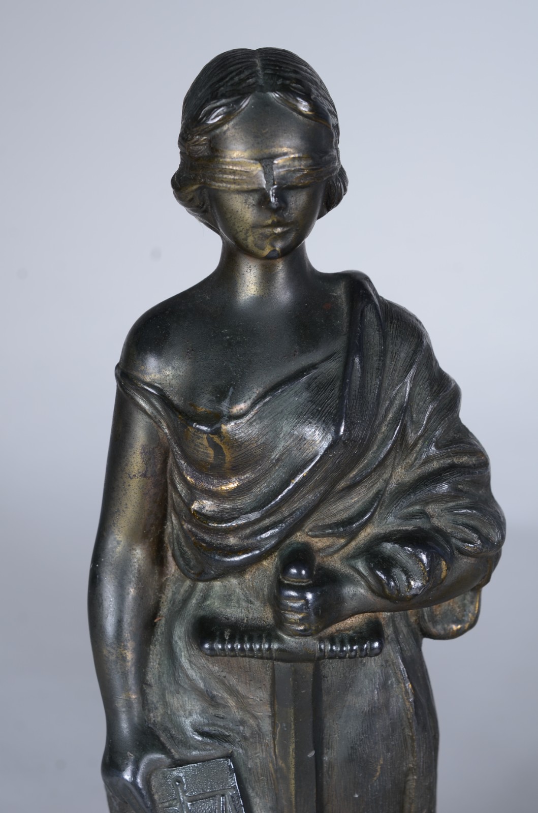 Quatro peças diversas, sendo: estatueta de petit bronze... - foto 3 de 11