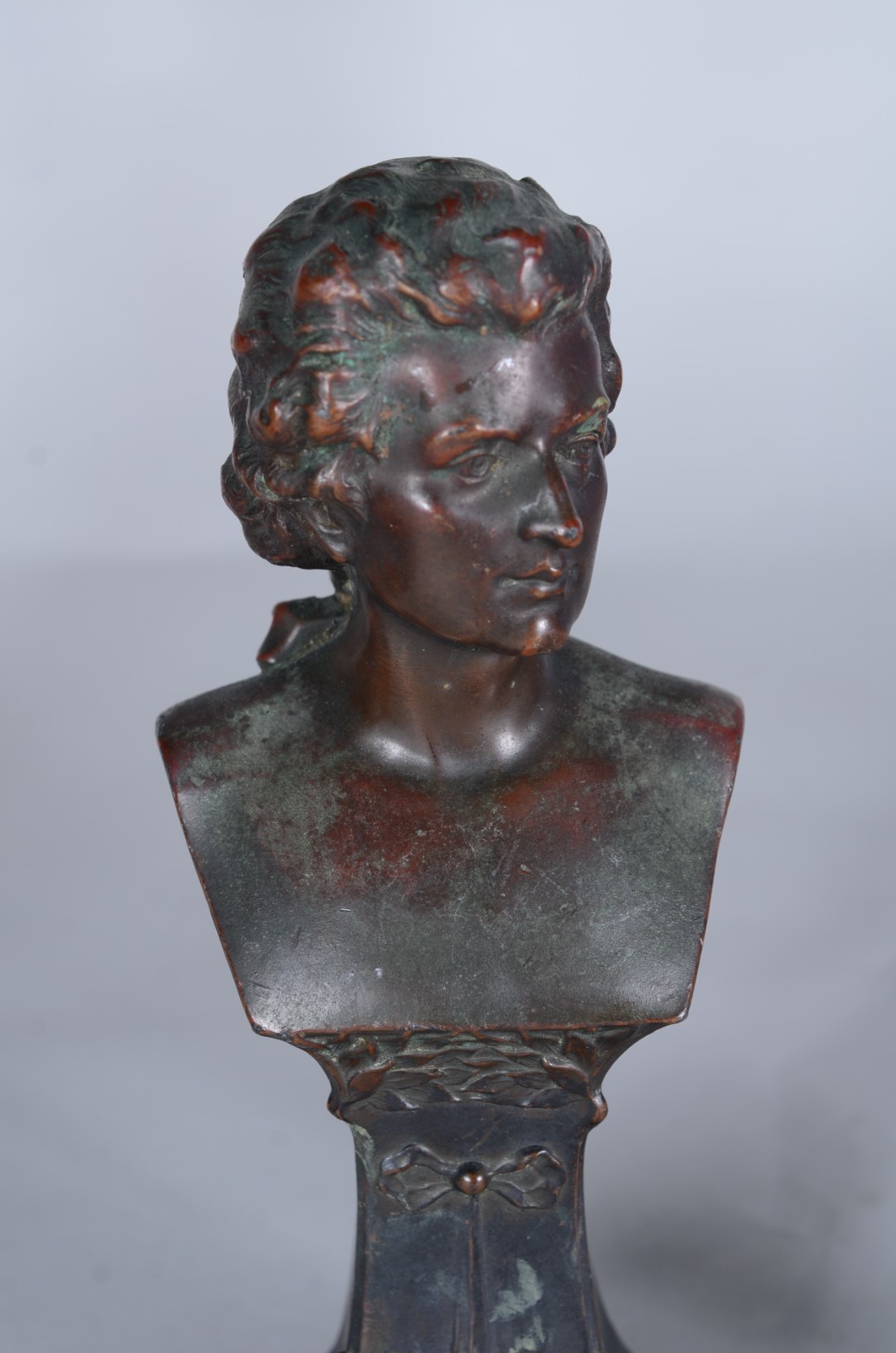 Quatro peças diversas, sendo: estatueta de petit bronze... - foto 4 de 11