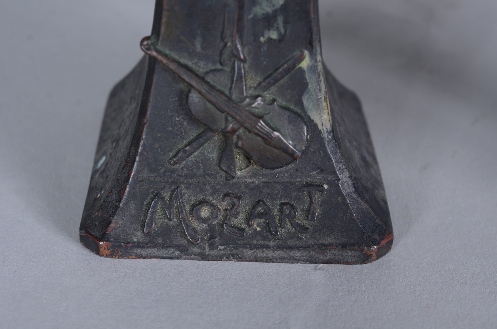 Quatro peças diversas, sendo: estatueta de petit bronze... - foto 5 de 11