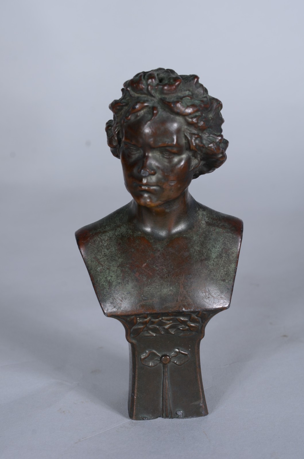 Quatro peças diversas, sendo: estatueta de petit bronze... - foto 6 de 11