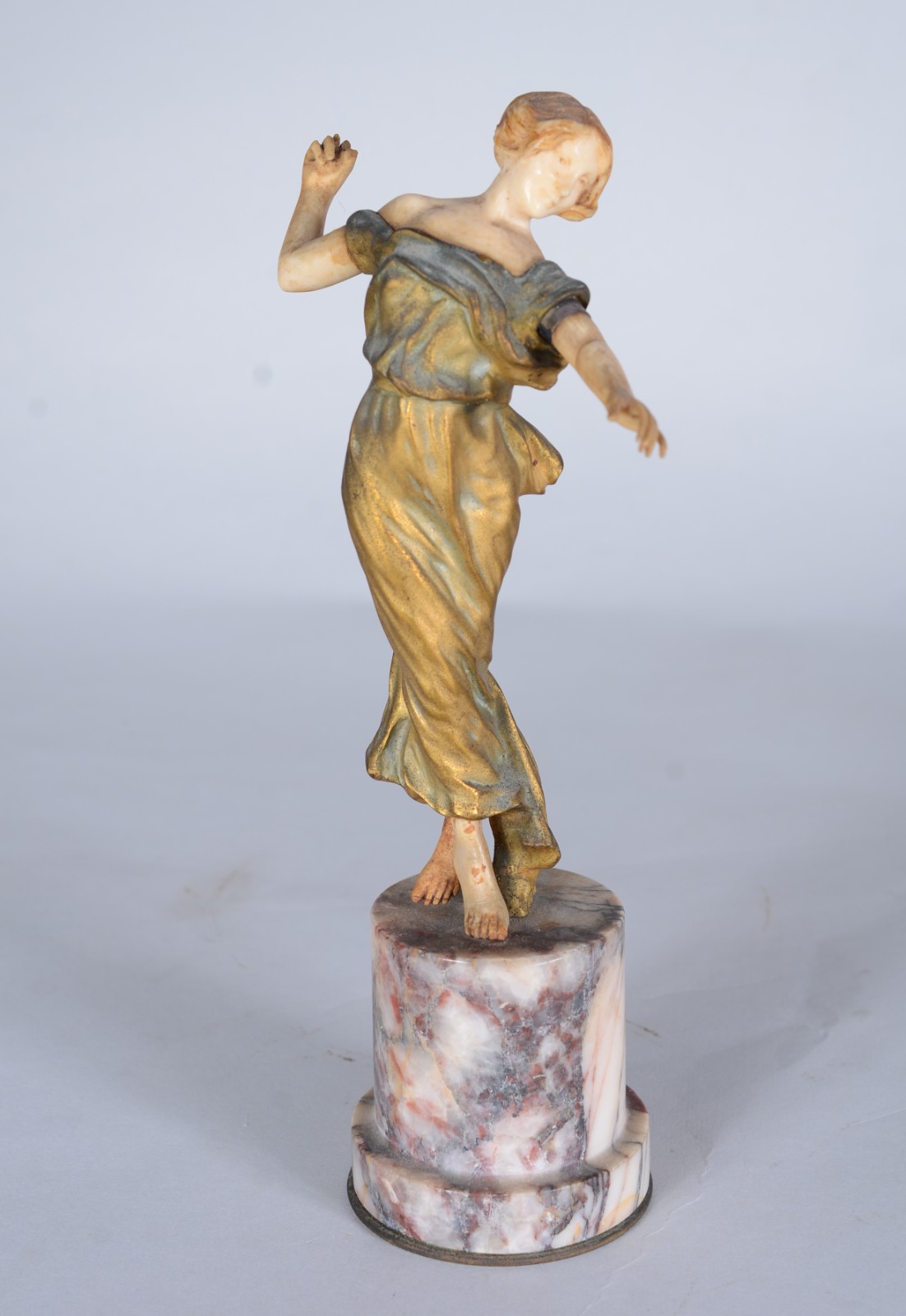 Escultura de bronze e marfim representando figura feminina sobre... - foto 1 de 7
