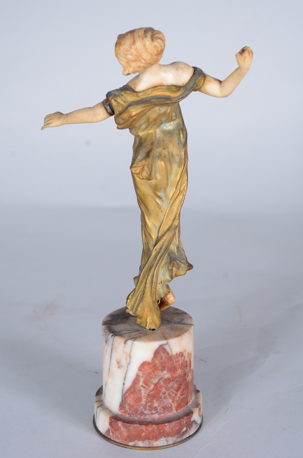 Escultura de bronze e marfim representando figura feminina sobre... - foto 2 de 7