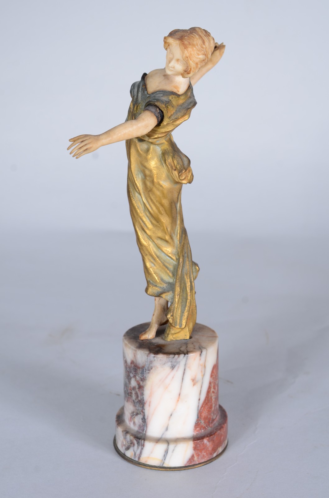 Escultura de bronze e marfim representando figura feminina sobre... - foto 3 de 7