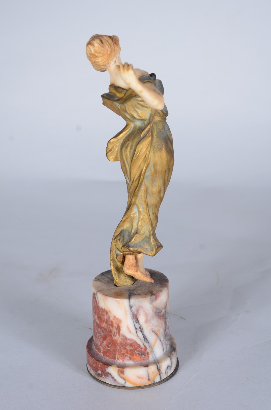Escultura de bronze e marfim representando figura feminina sobre... - foto 4 de 7