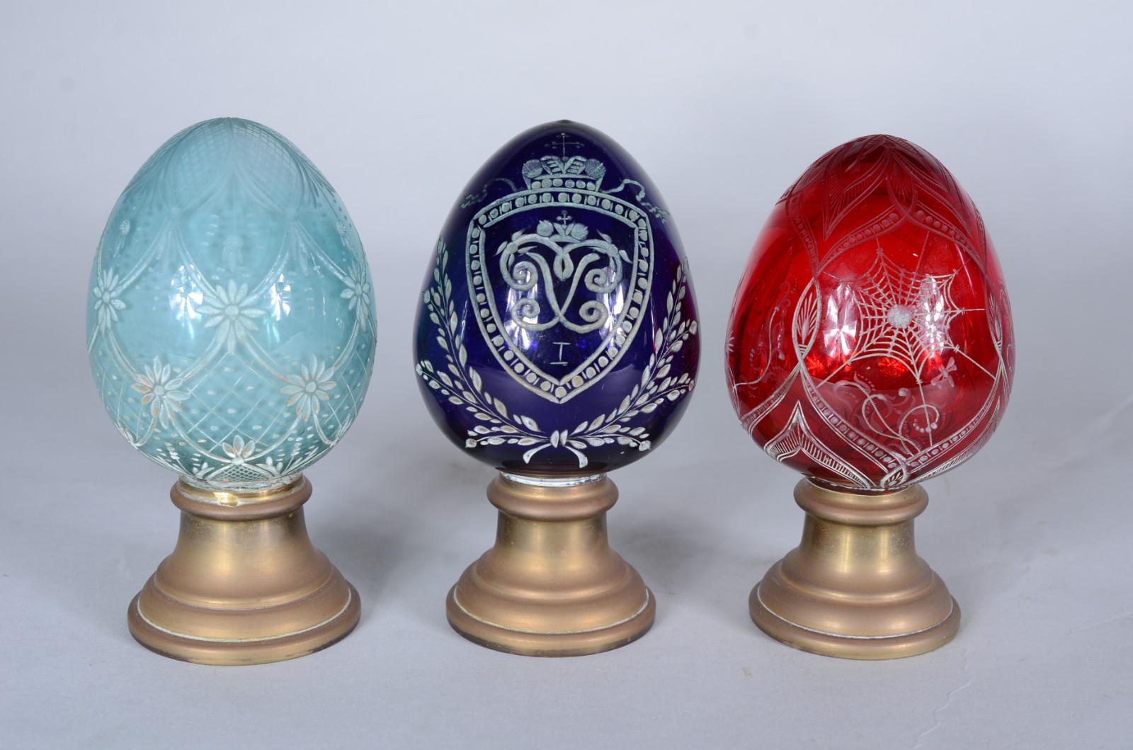 Três pinhas diversas de cristal lapidado nas cores verde, azul e... - foto 1 de 9