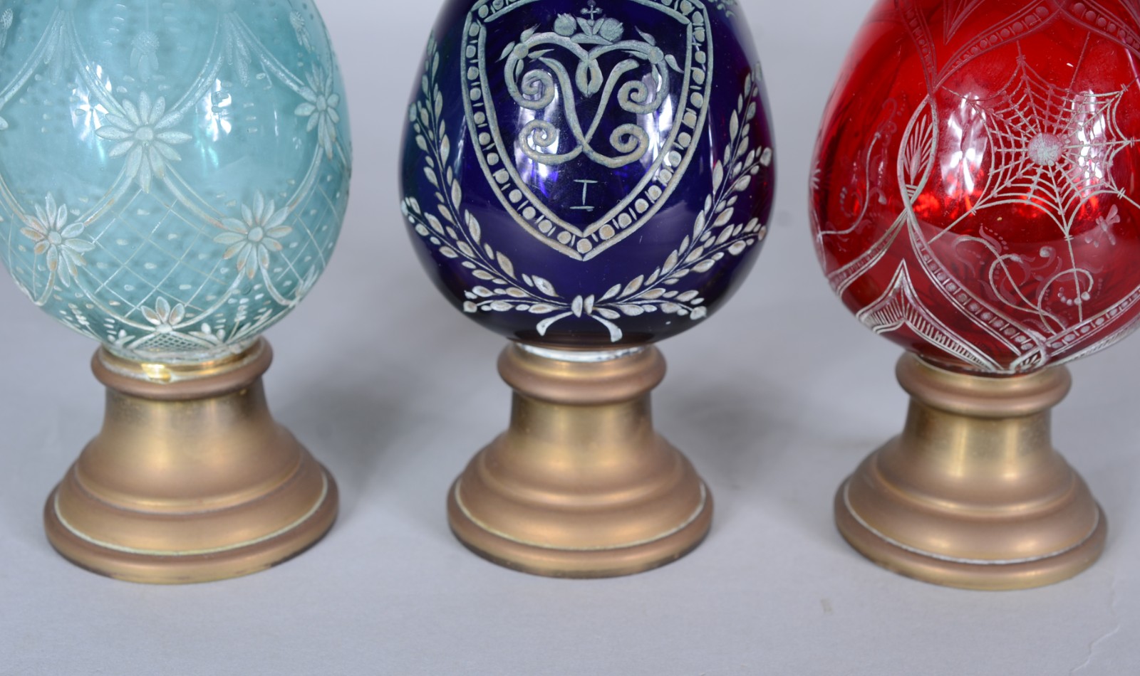Três pinhas diversas de cristal lapidado nas cores verde, azul e... - foto 2 de 9