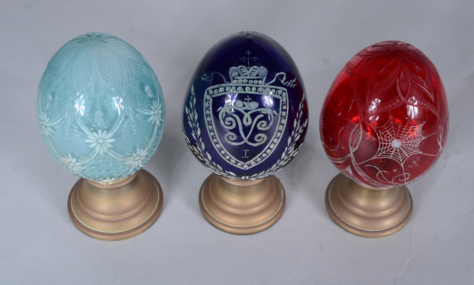 Três pinhas diversas de cristal lapidado nas cores verde, azul e... - foto 6 de 9