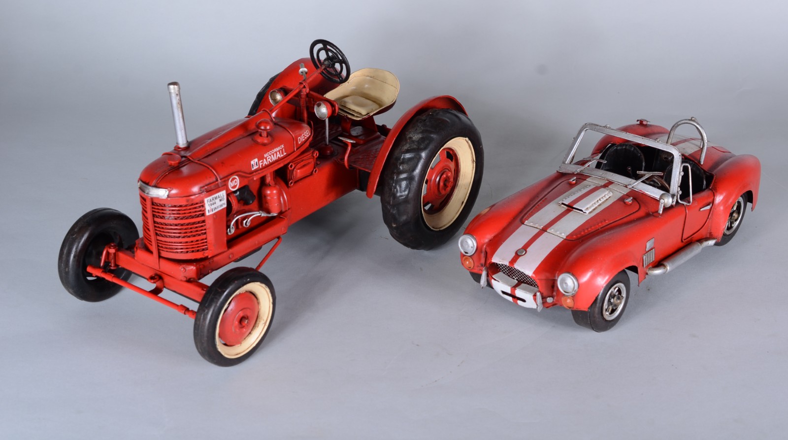 Dois brinquedos em miniaturas, sendo: trator e carro esportivo. - foto 1 de 10