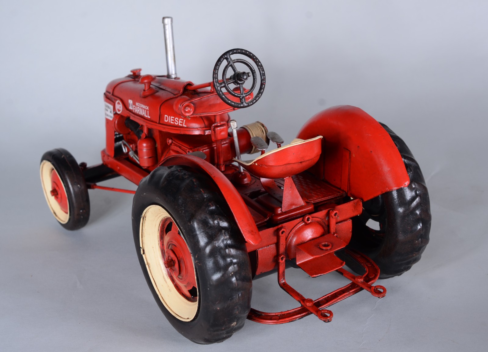 Dois brinquedos em miniaturas, sendo: trator e carro esportivo. - foto 3 de 10