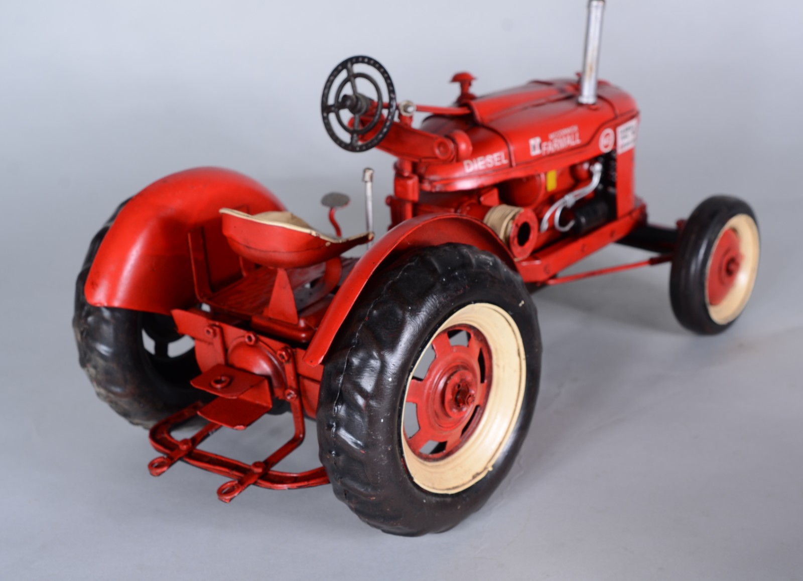 Dois brinquedos em miniaturas, sendo: trator e carro esportivo. - foto 4 de 10