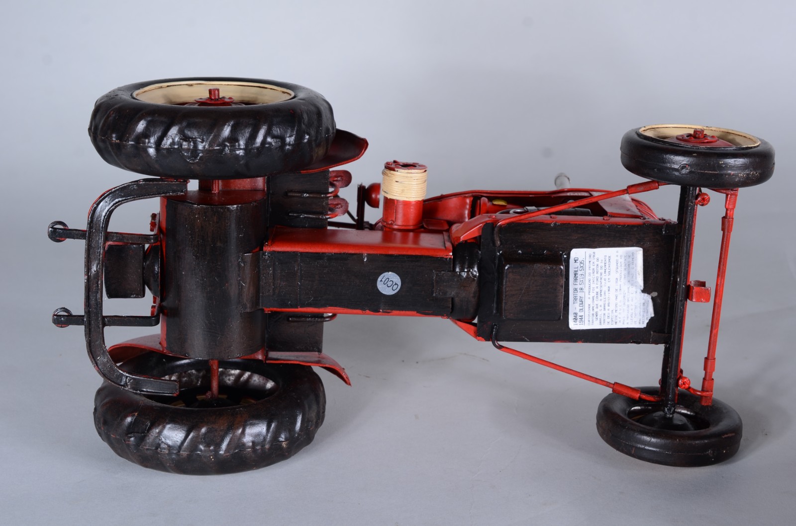 Dois brinquedos em miniaturas, sendo: trator e carro esportivo. - foto 5 de 10