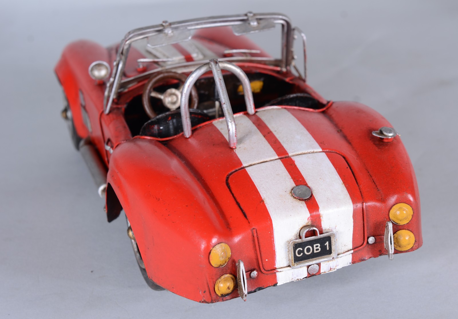 Dois brinquedos em miniaturas, sendo: trator e carro esportivo. - foto 6 de 10