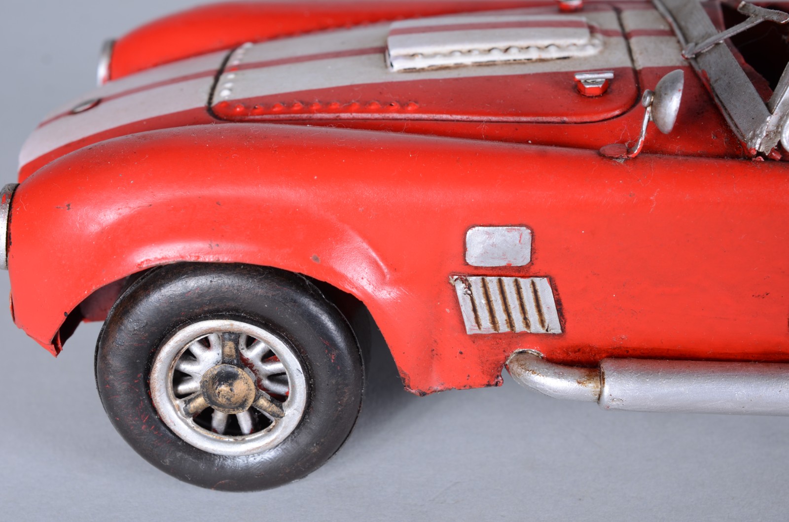 Dois brinquedos em miniaturas, sendo: trator e carro esportivo. - foto 8 de 10