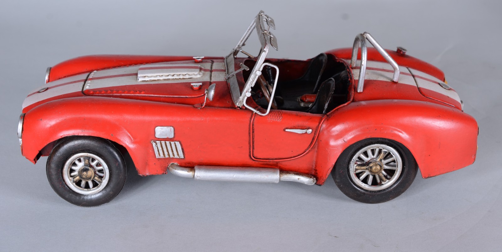 Dois brinquedos em miniaturas, sendo: trator e carro esportivo. - foto 9 de 10