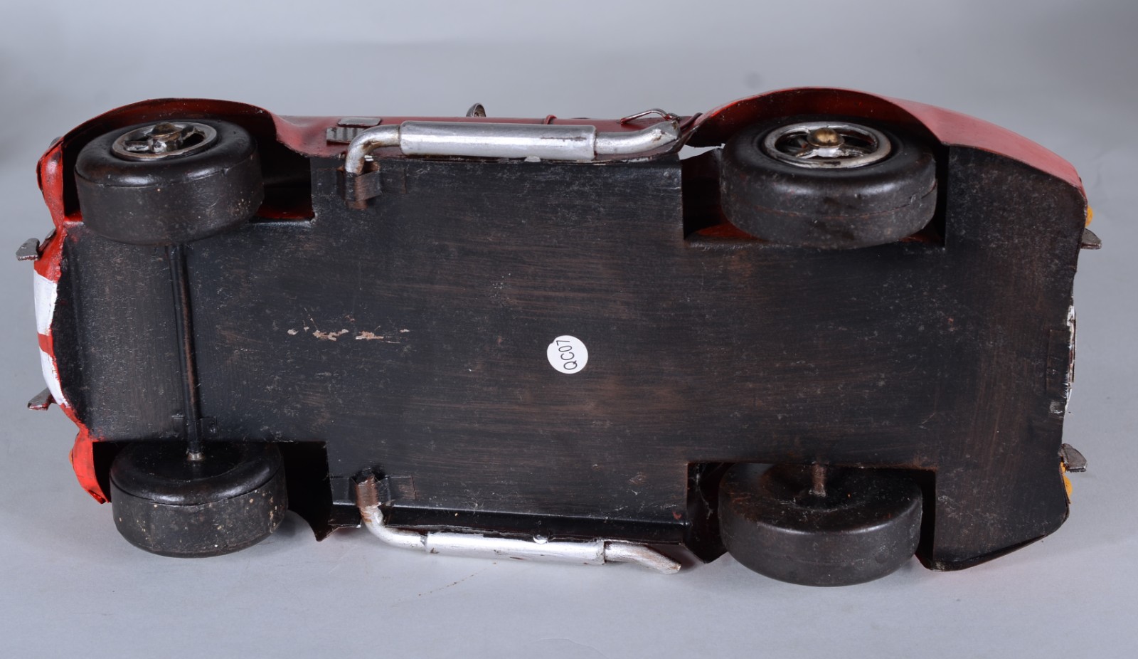 Dois brinquedos em miniaturas, sendo: trator e carro esportivo. - foto 10 de 10