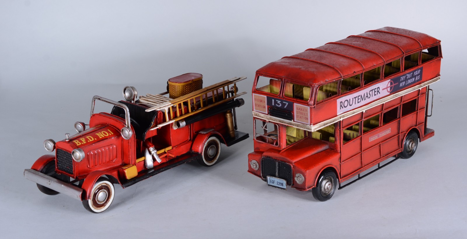 Dois brinquedos miniaturas, sendo: ônibus ingles de dois andares e... - foto 1 de 11