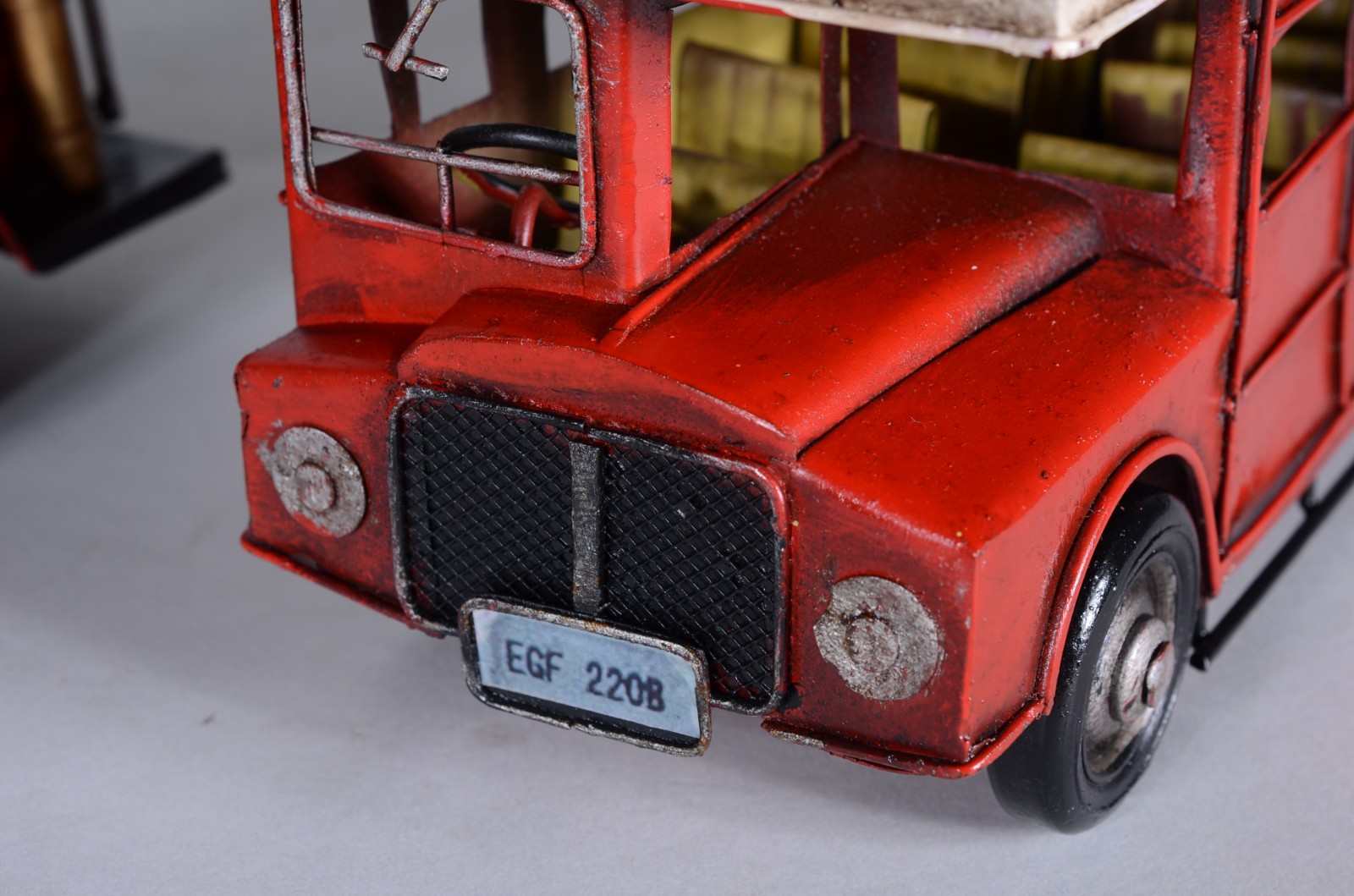 Dois brinquedos miniaturas, sendo: ônibus ingles de dois andares e... - foto 2 de 11