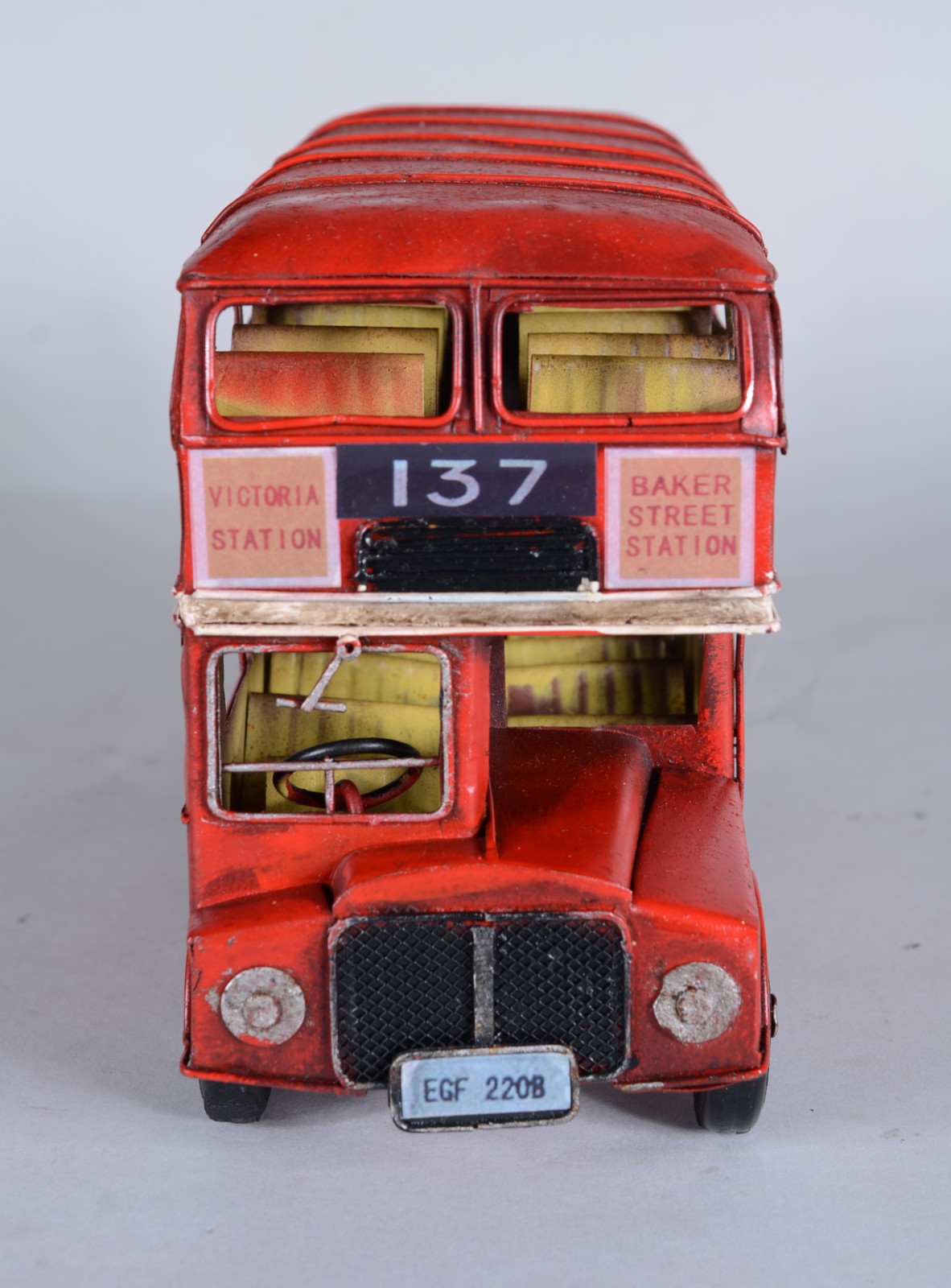 Dois brinquedos miniaturas, sendo: ônibus ingles de dois andares e... - foto 3 de 11