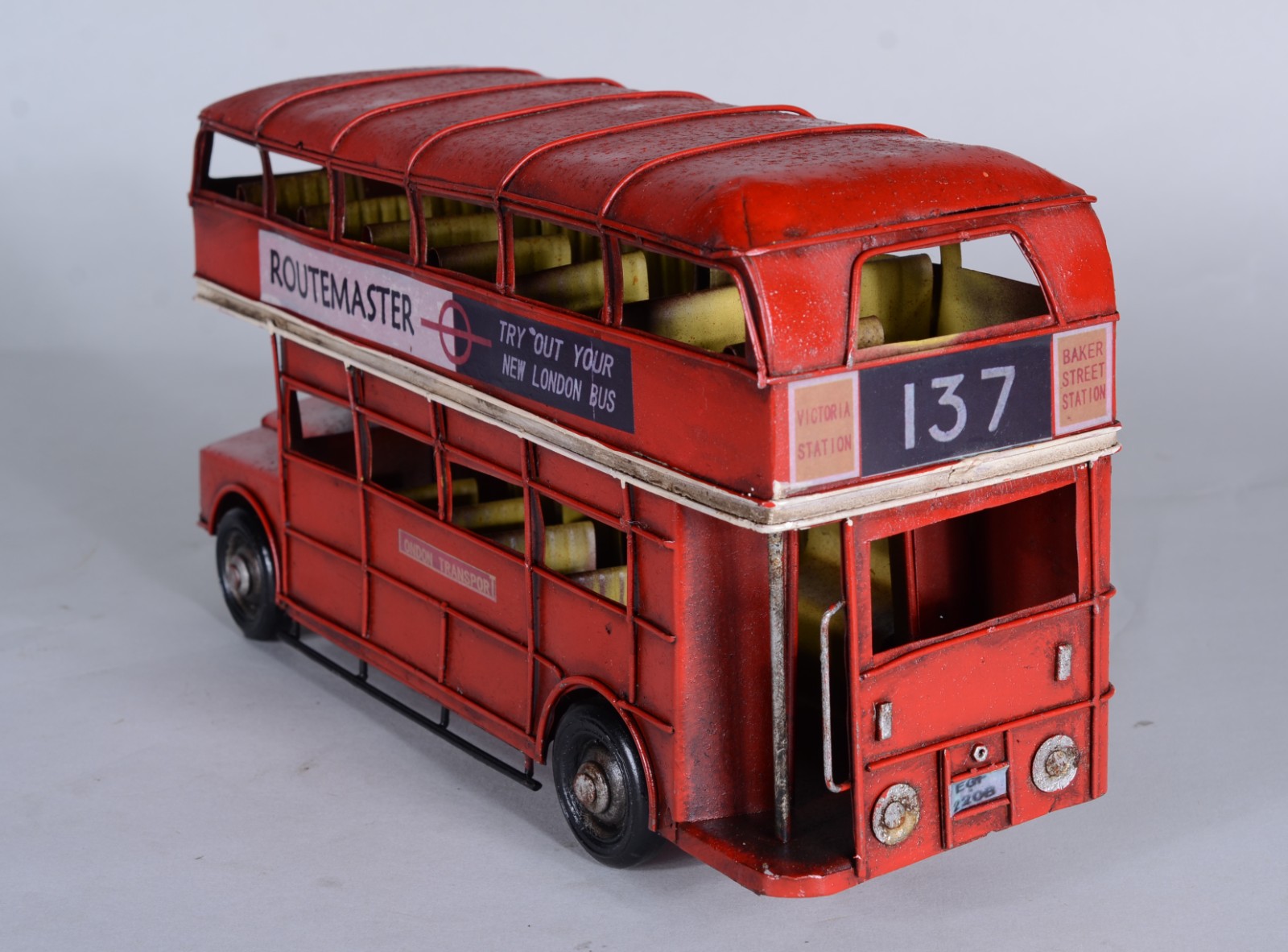 Dois brinquedos miniaturas, sendo: ônibus ingles de dois andares e... - foto 4 de 11