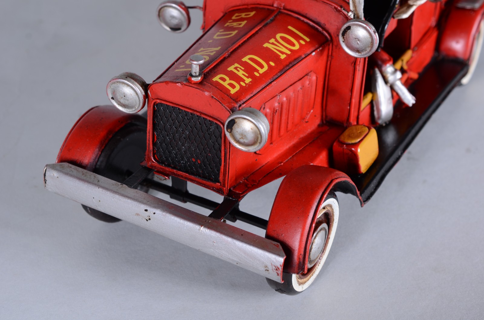 Dois brinquedos miniaturas, sendo: ônibus ingles de dois andares e... - foto 5 de 11