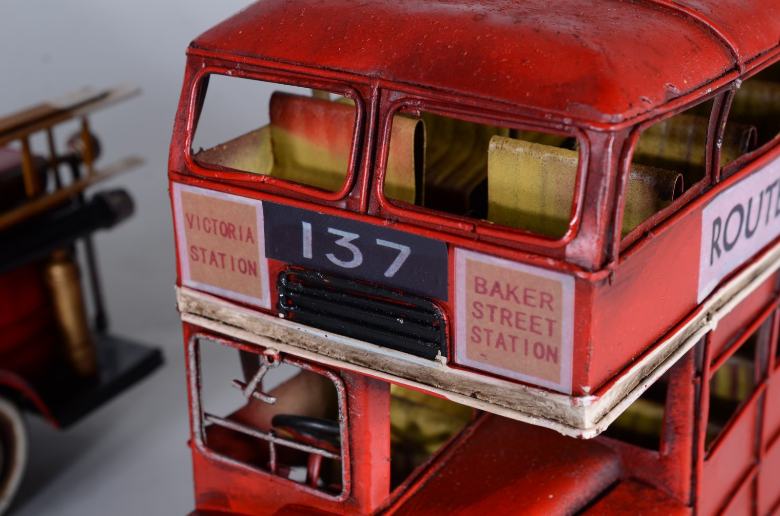 Dois brinquedos miniaturas, sendo: ônibus ingles de dois andares e... - foto 6 de 11