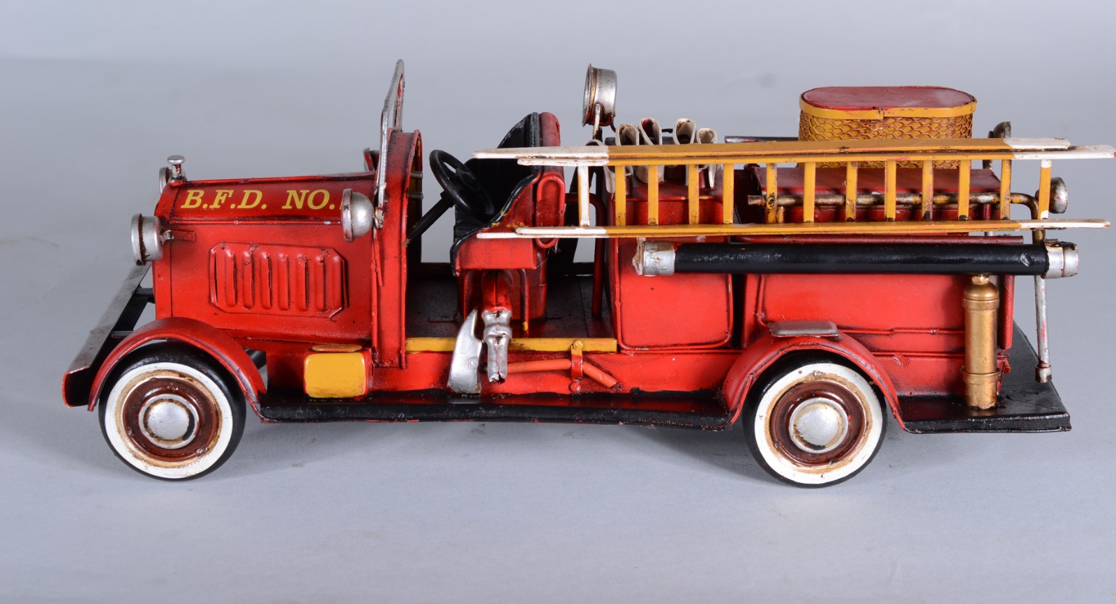 Dois brinquedos miniaturas, sendo: ônibus ingles de dois andares e... - foto 8 de 11