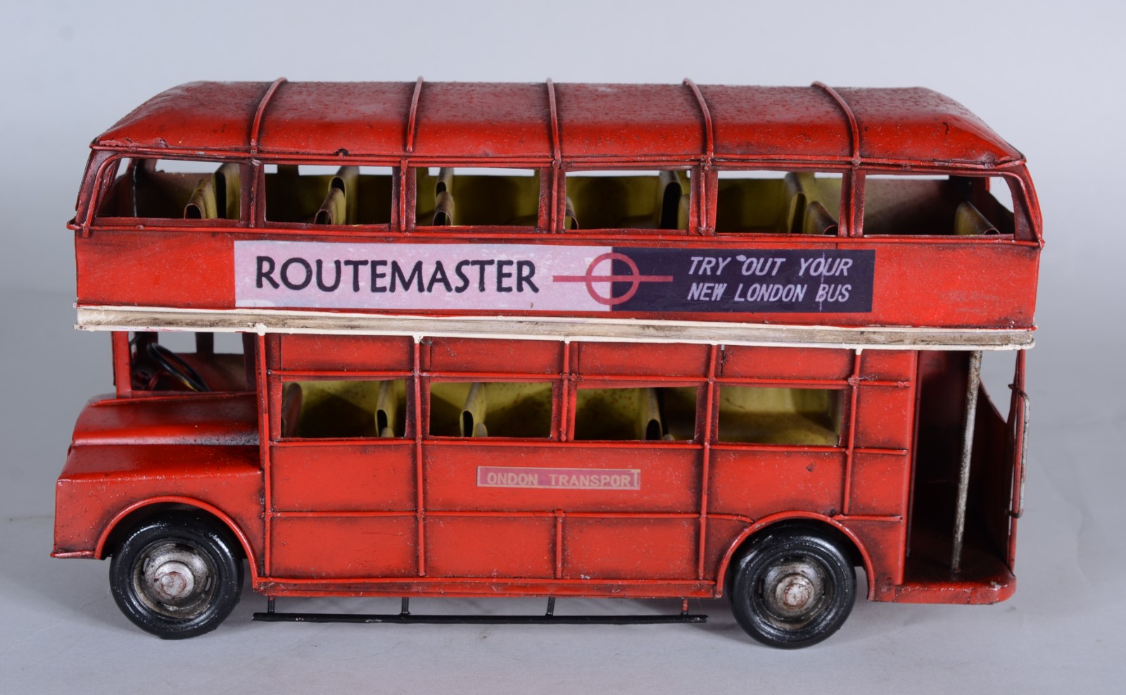 Dois brinquedos miniaturas, sendo: ônibus ingles de dois andares e... - foto 9 de 11