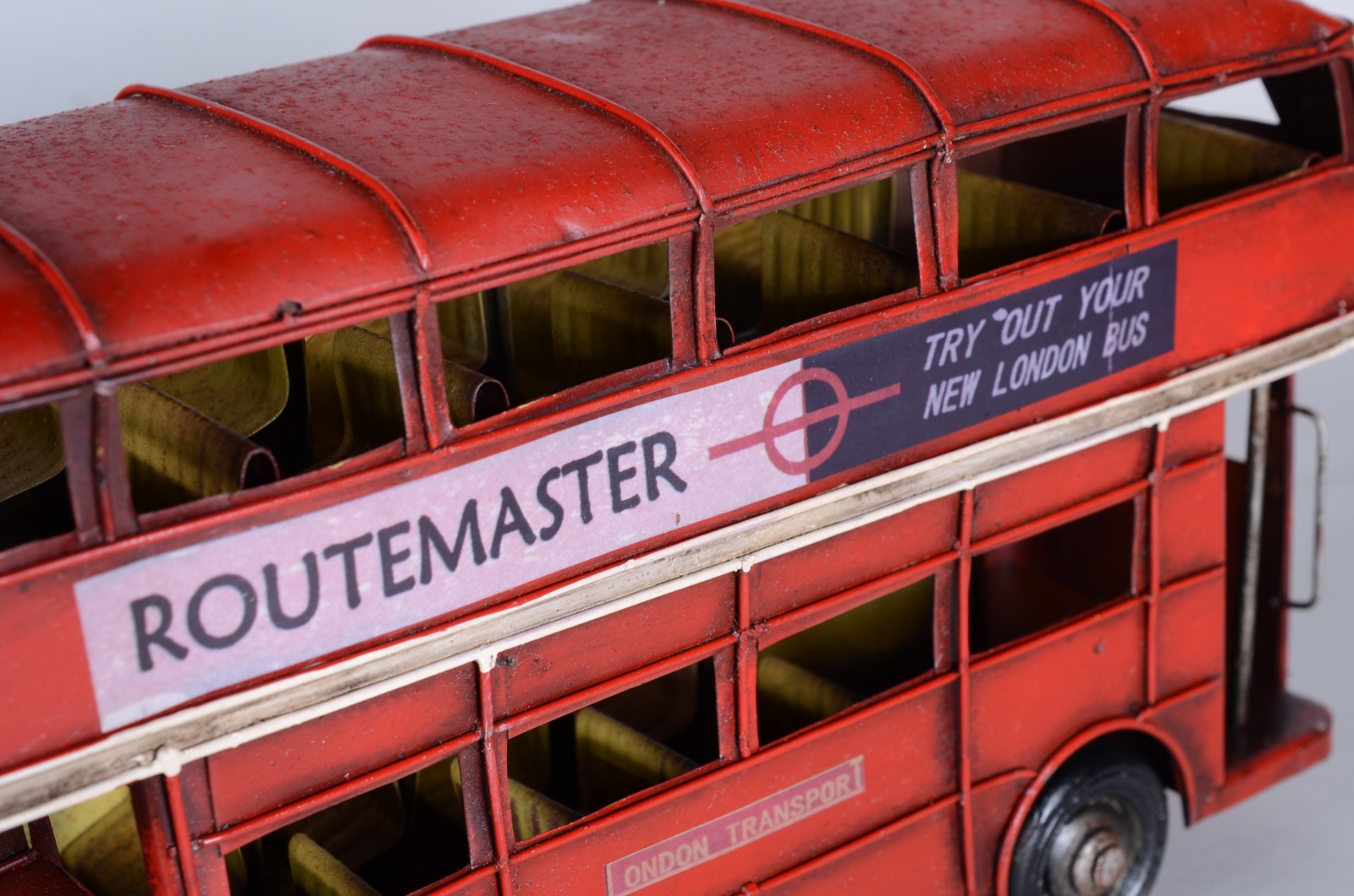 Dois brinquedos miniaturas, sendo: ônibus ingles de dois andares e... - foto 10 de 11