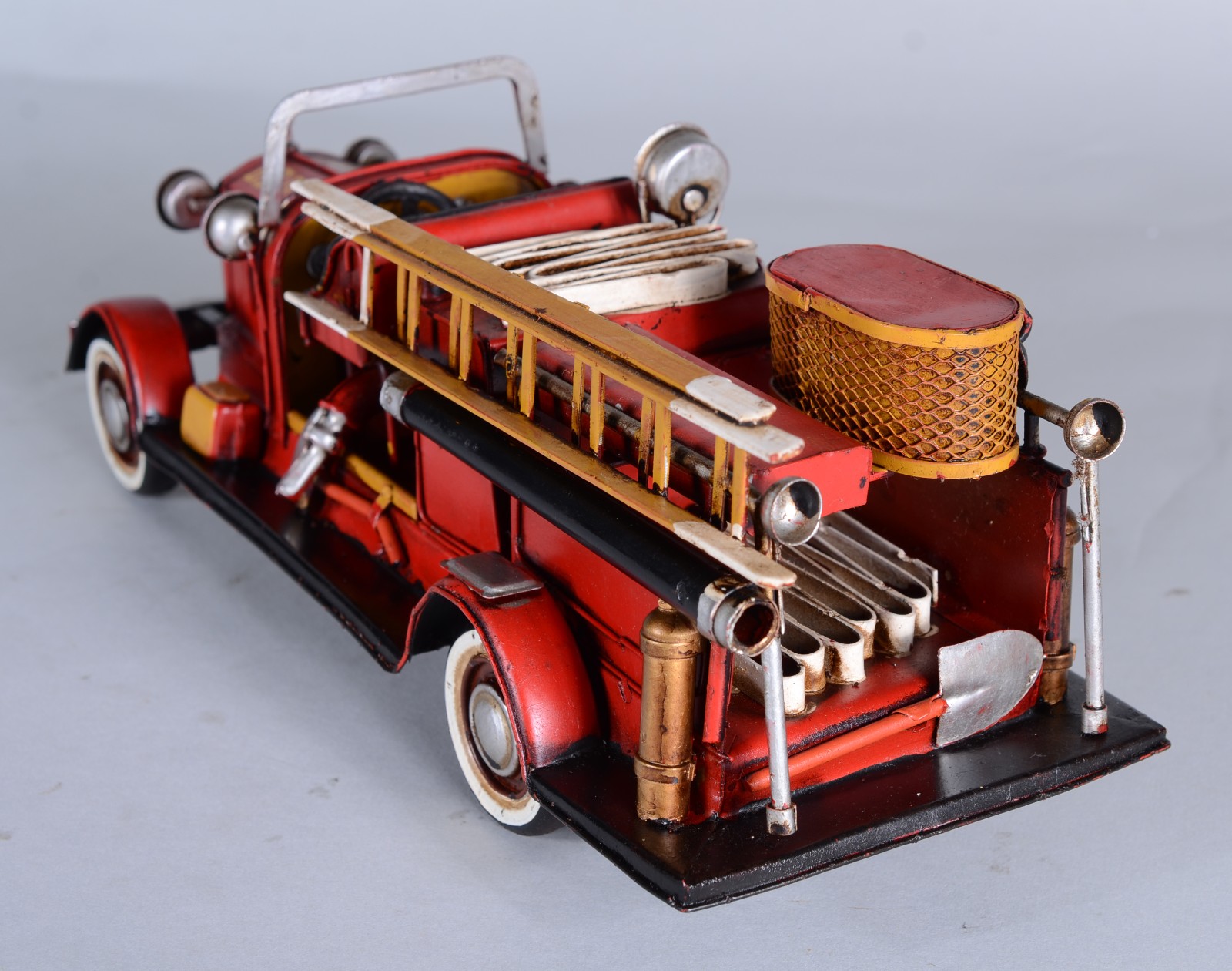 Dois brinquedos miniaturas, sendo: ônibus ingles de dois andares e... - foto 11 de 11