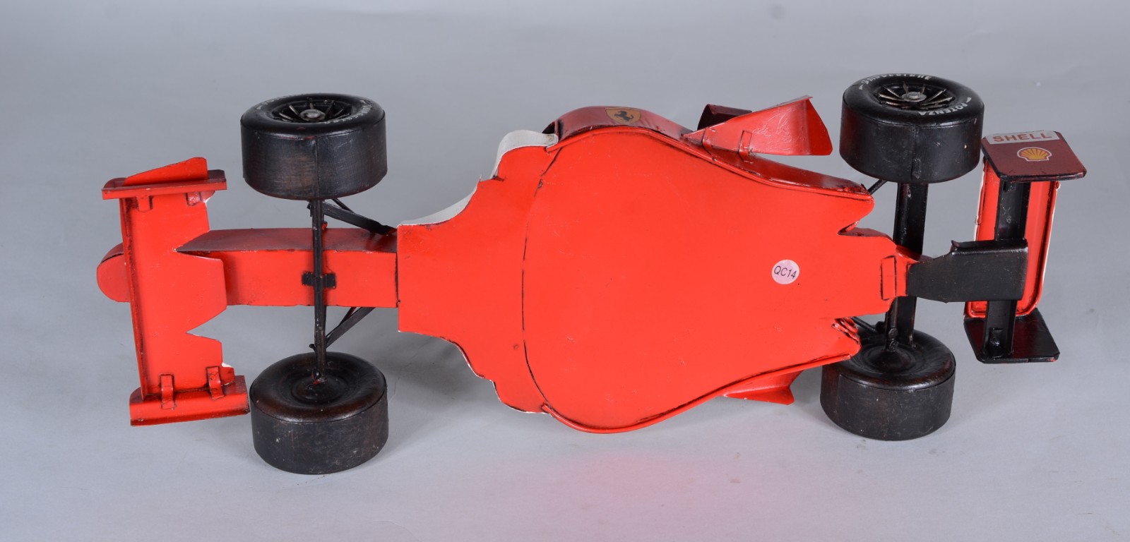 Dois brinquedos representando antigos carros de corrida em miniaturas. - foto 2 de 10