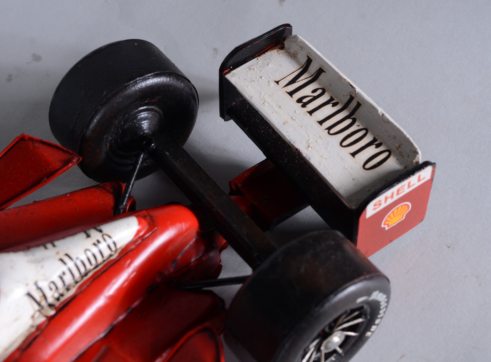 Dois brinquedos representando antigos carros de corrida em miniaturas. - foto 5 de 10