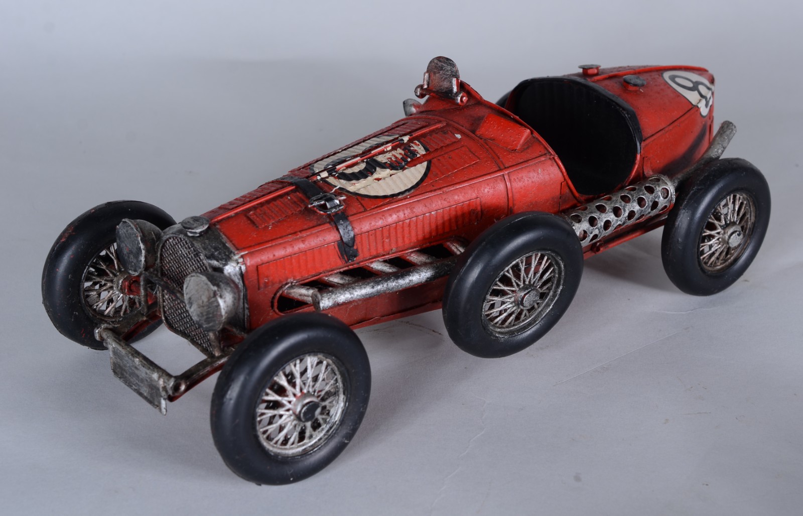 Dois brinquedos representando antigos carros de corrida em miniaturas. - foto 7 de 10