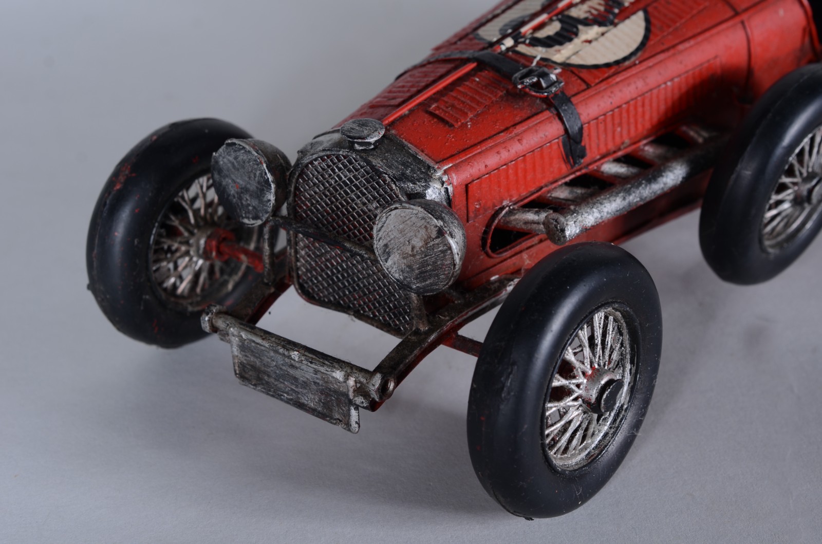 Dois brinquedos representando antigos carros de corrida em miniaturas. - foto 8 de 10