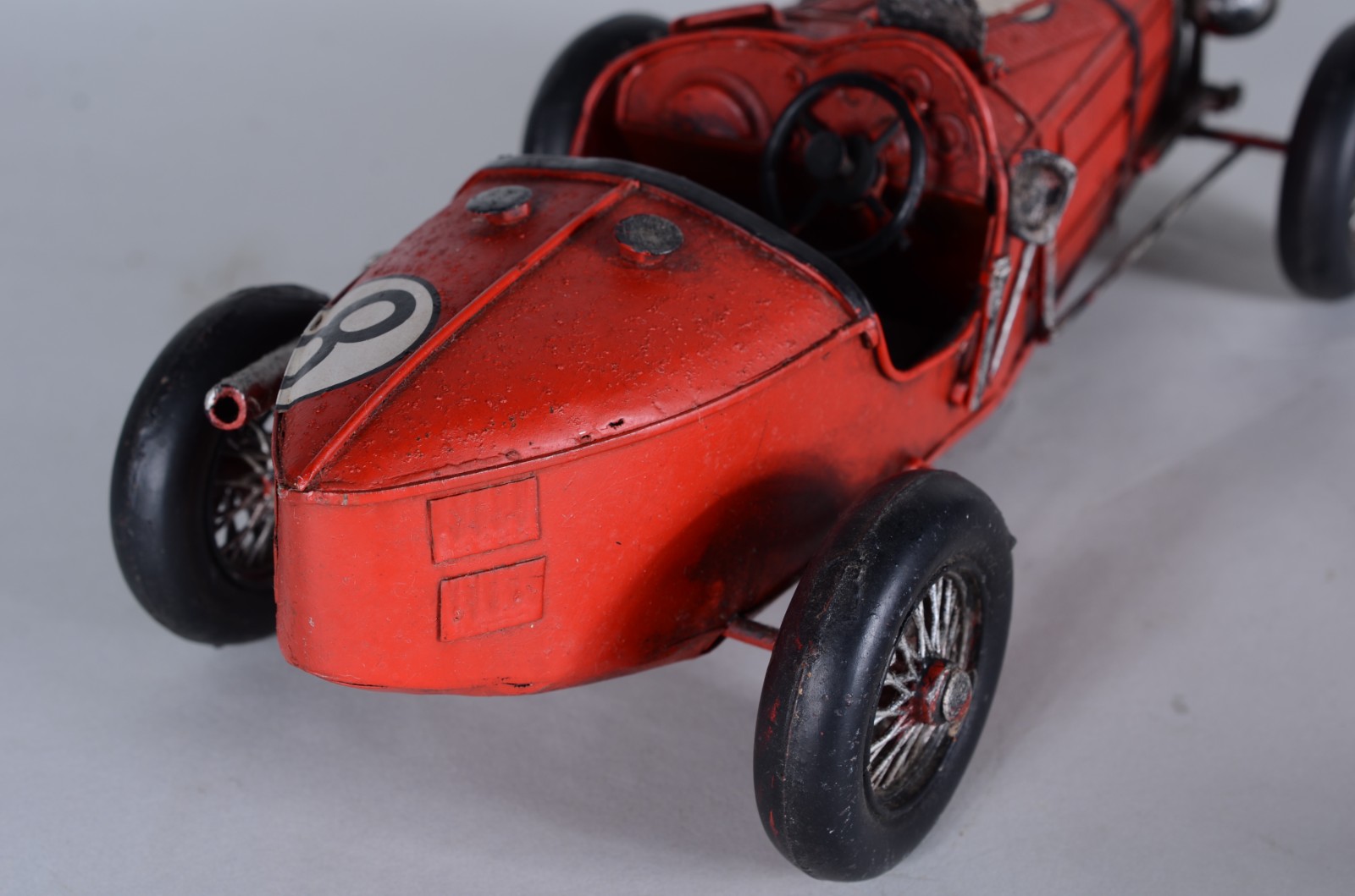Dois brinquedos representando antigos carros de corrida em miniaturas. - foto 9 de 10