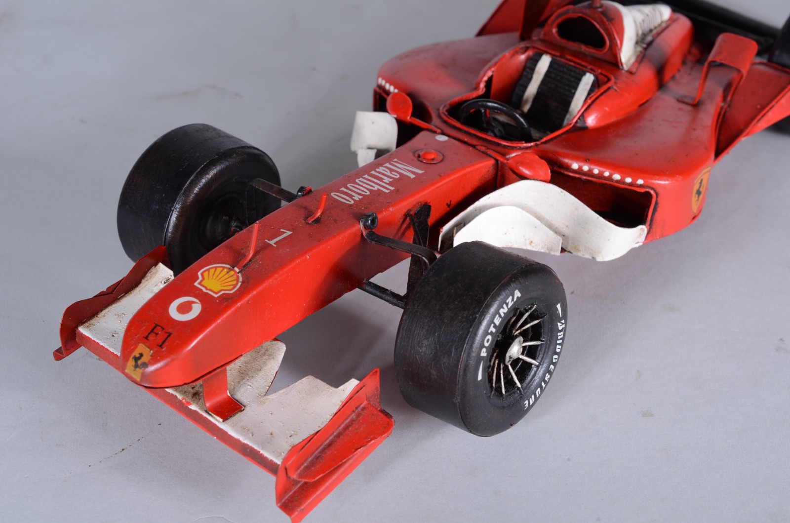 Dois brinquedos representando antigos carros de corrida em miniaturas. - foto 10 de 10