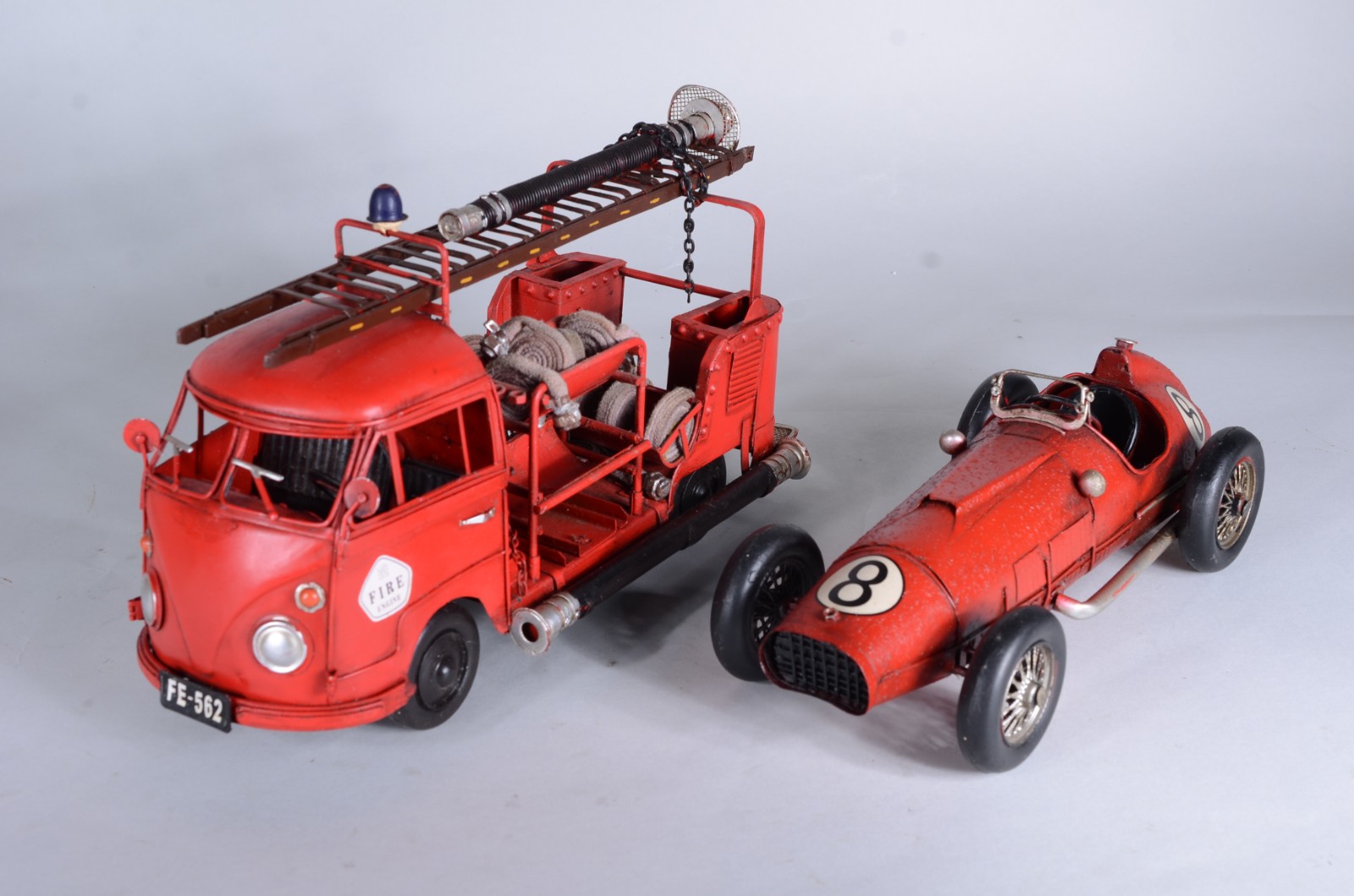Duas miniaturas de brinquedos, sendo: carro de bombeiro e carro de... - foto 1 de 9