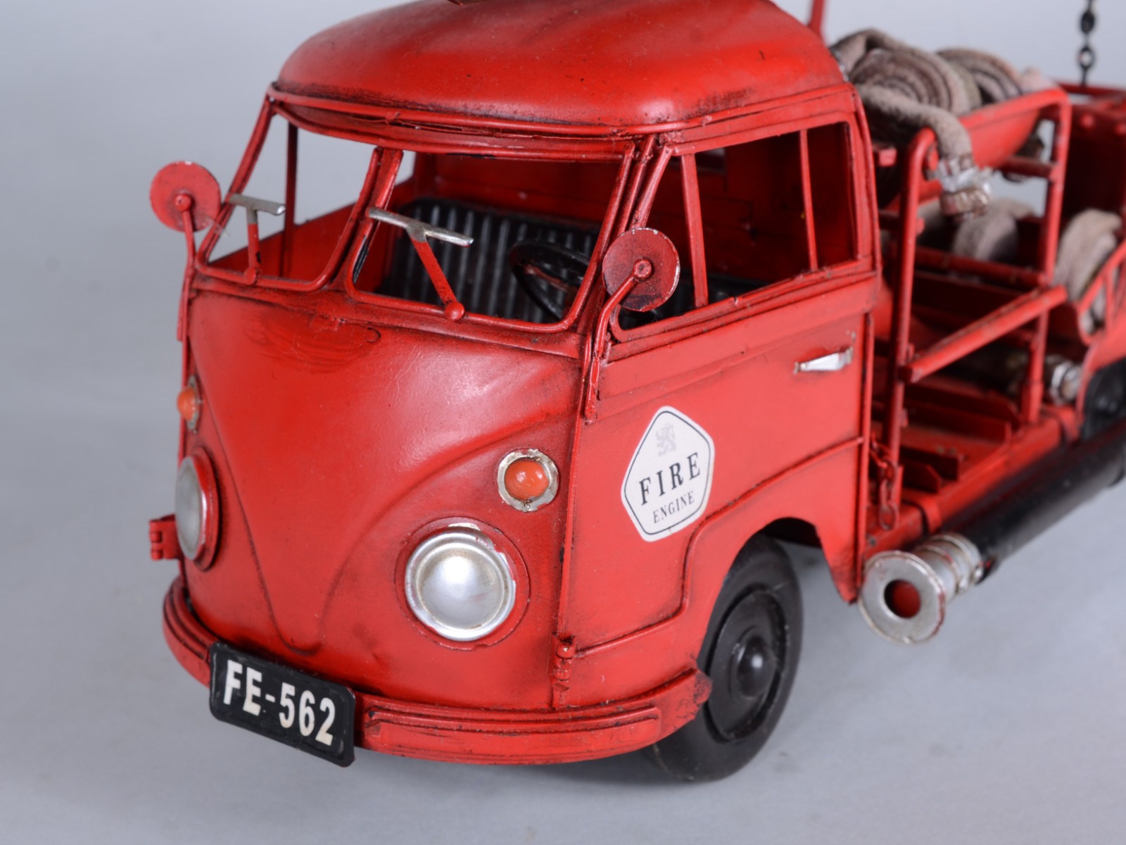 Duas miniaturas de brinquedos, sendo: carro de bombeiro e carro de... - foto 2 de 9